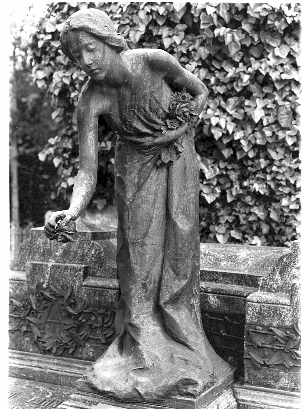 figura femminile (statua) - bottega lombarda (sec. XX)