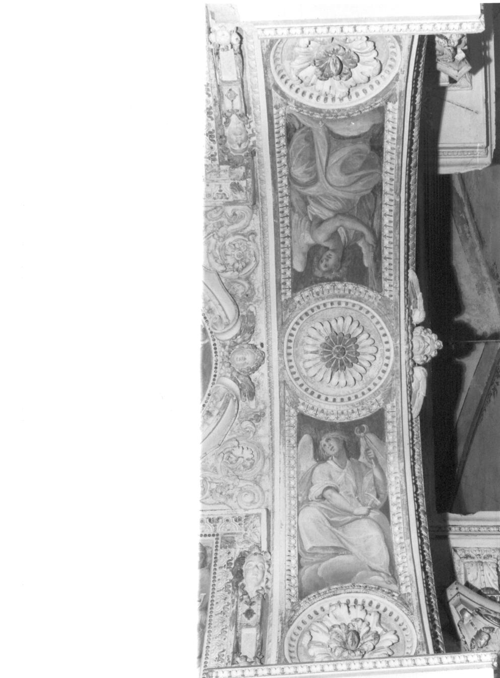 angeli con strumenti della passione (dipinto, elemento d'insieme) di Della Rovere Giovanni Mauro detto Fiamminghino (attribuito) (sec. XVII)