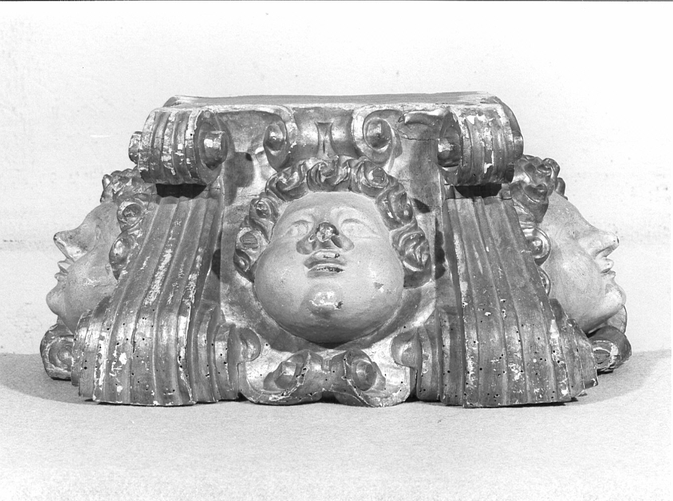 base di scultura - bottega lombarda (prima metà sec. XVIII)