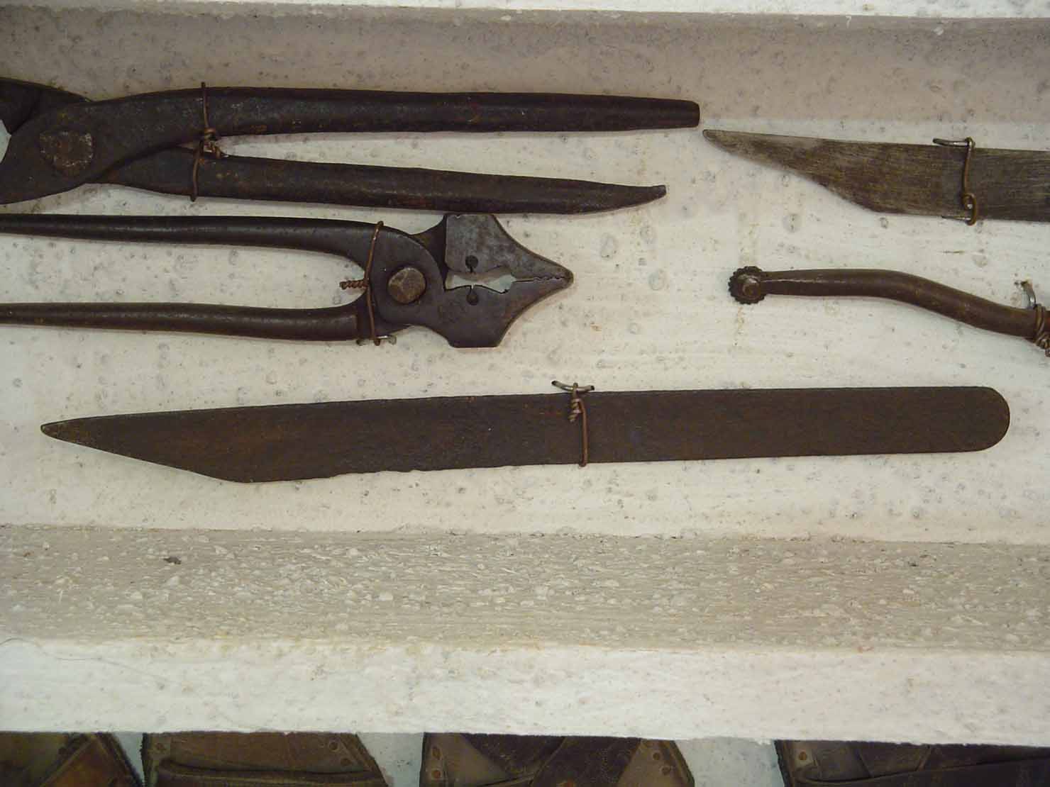 taglierina, strumento da calzolaio - bottega marchigiana (sec. XX prima metà)