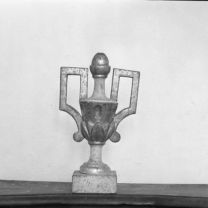 vaso d'altare con composizione floreale, serie - bottega marchigiana (sec. XIX)