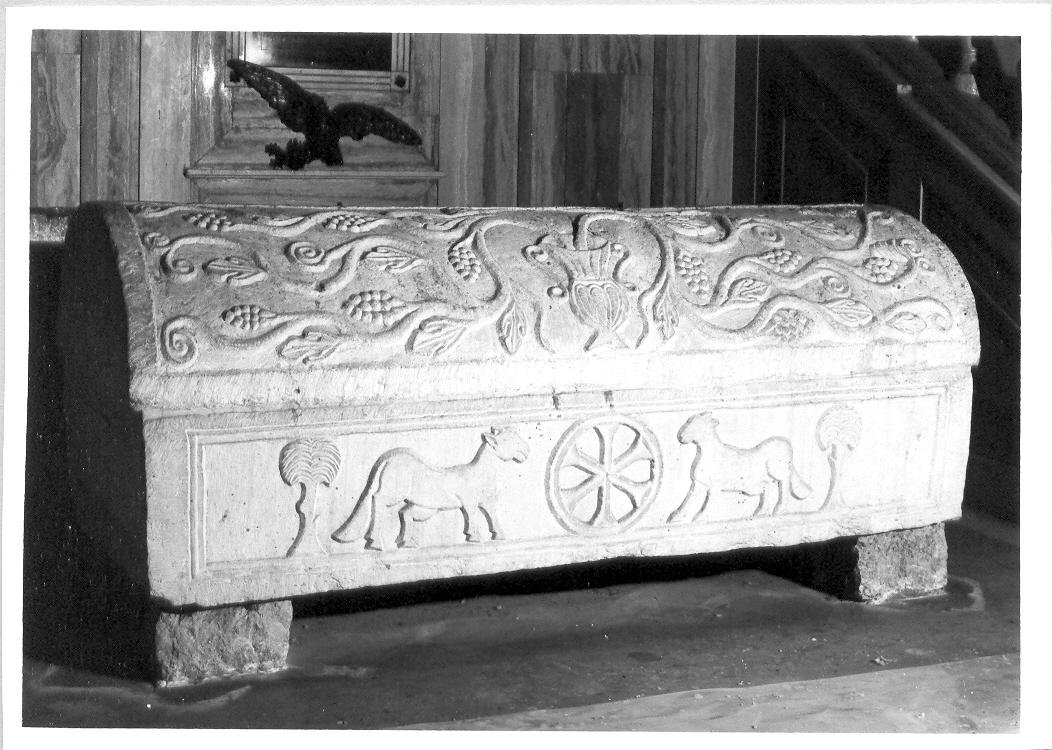 simboli eucaristici (sarcofago con coperchio) - bottega ravennate (sec. VII, sec. VIII)