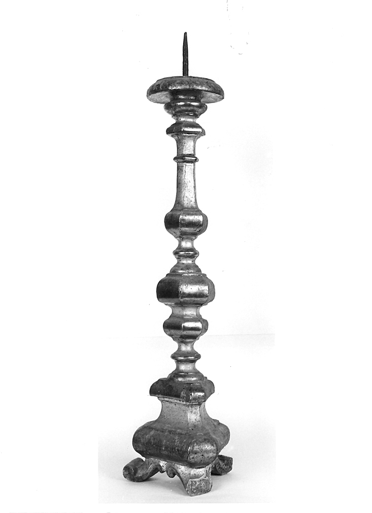 candeliere - bottega marchigiana (fine/inizio secc. XVI/ XVII)