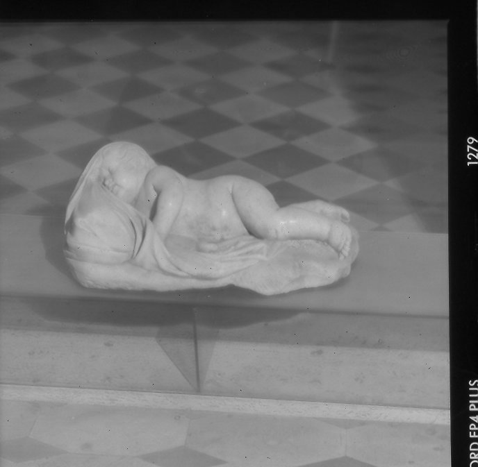 putto dormiente (scultura) - bottega marchigiana (prima metà sec. XIX)