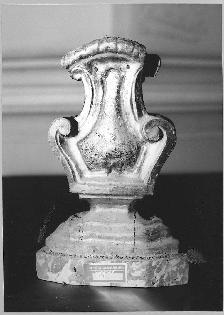 vaso d'altare con composizione floreale, serie - bottega marchigiana (sec. XVIII)
