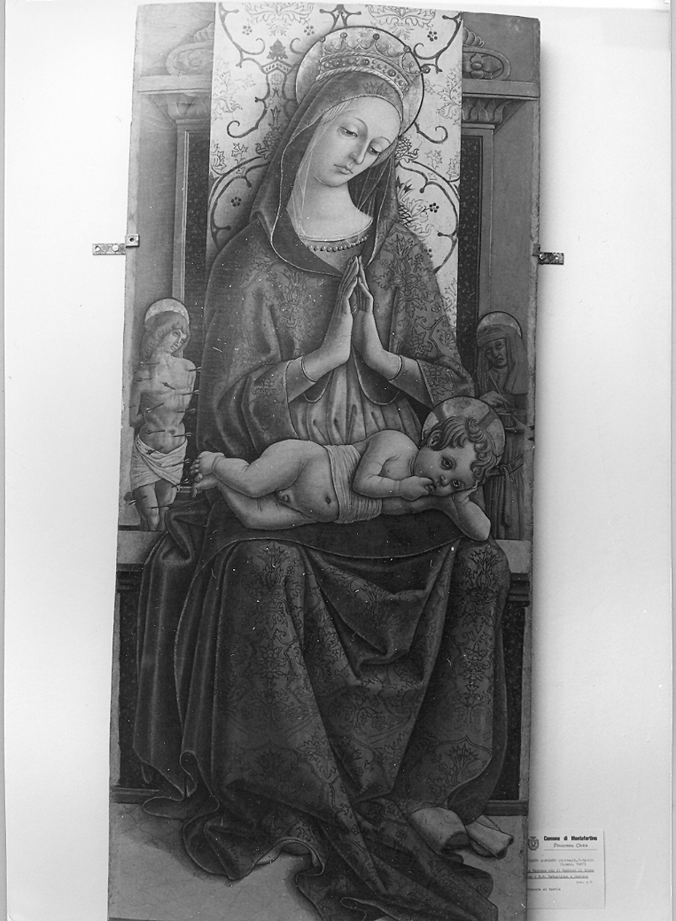Madonna con Bambino, San Sebastiano e San Cosma (scomparto di polittico) di Alemanno Pietro (sec. XV)