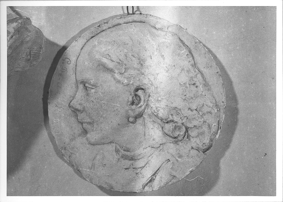 testa di fanciulla (rilievo) di De Angelis Giuseppe (sec. XX)