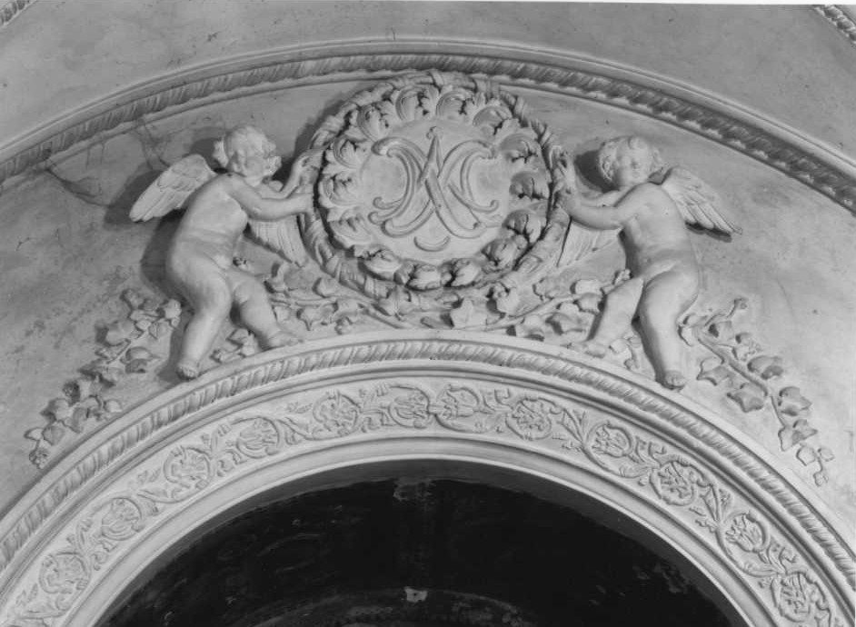 putti reggistemma (decorazione plastica) - bottega marchigiana (ultimo quarto sec. XIX)