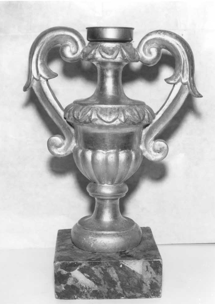 vaso d'altare con composizione floreale, serie - bottega italiana (sec. XVIII)