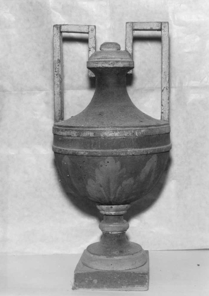 vaso d'altare con composizione floreale, serie - bottega italiana (sec. XVIII)