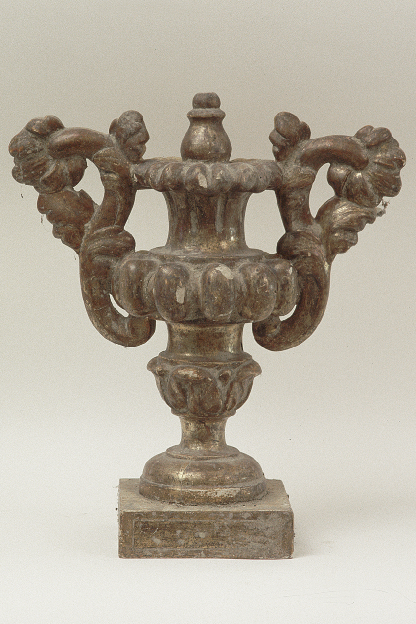 vaso d'altare con composizione floreale - bottega pesarese (ultimo quarto sec. XVII)