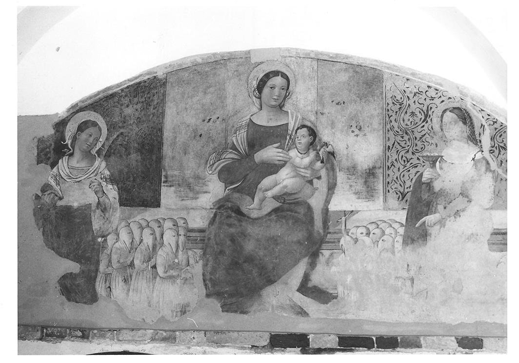 Madonna con Bambino tra Santa Vittoria e Santa Lucia (dipinto) di Pagani Vincenzo (sec. XVI)