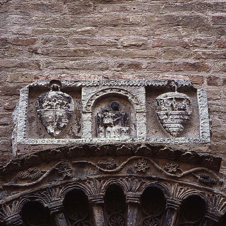 Madonna con Bambino e stemmi gentilizi (rilievo) - bottega marchigiana (sec. XIV)