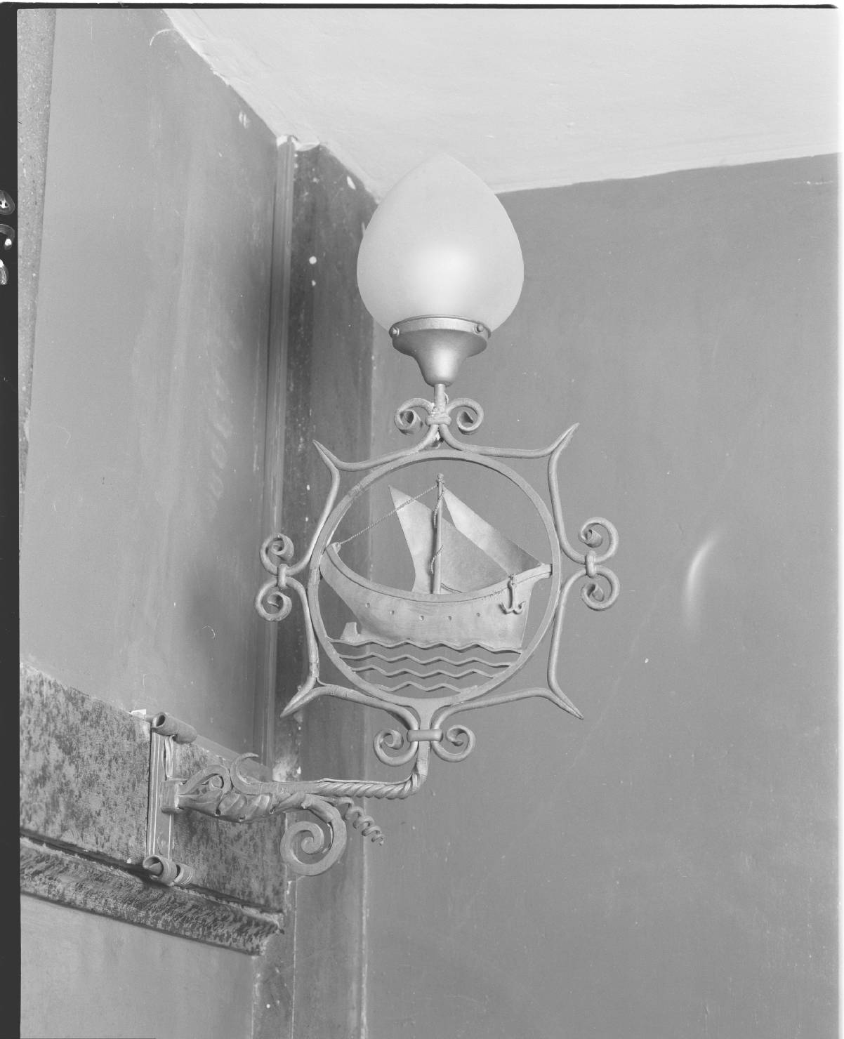lampada - a muro - produzione marchigiana (prima metà sec. XX)