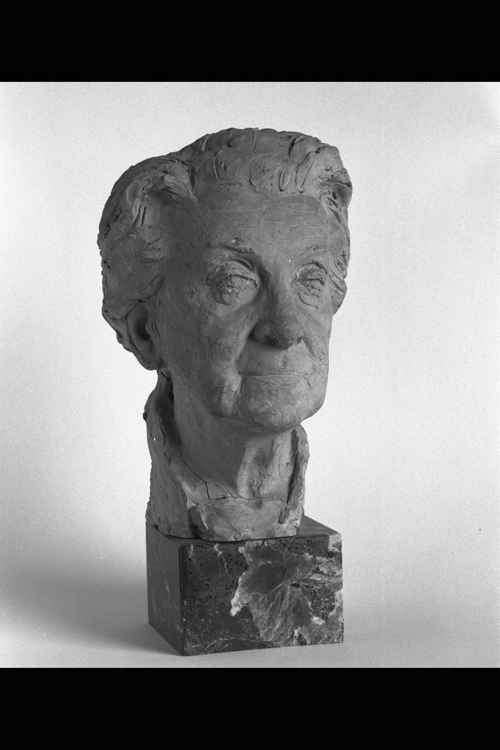 ritratto di donna anziana (scultura) di Menicocci Vampa Elena (sec. XX)