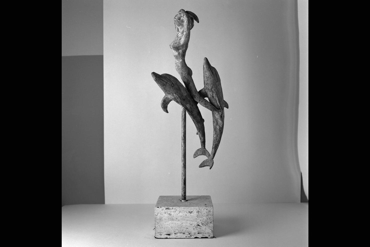 figura femminile con due delfini (scultura) di Menicocci Vampa Elena (sec. XX)