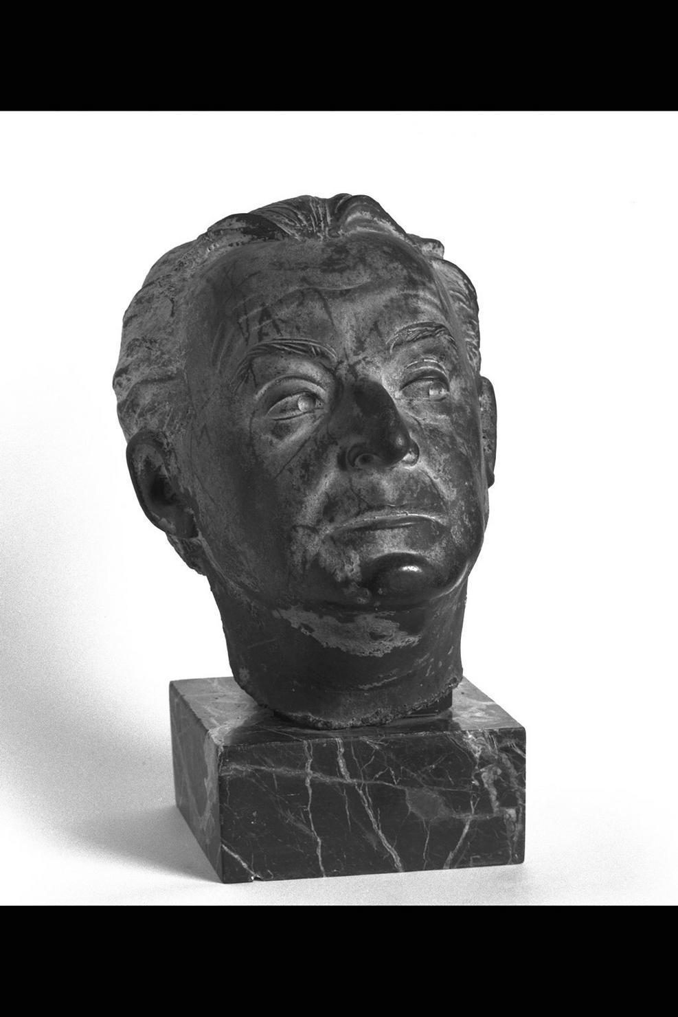 ritratto di Anselmo Bucci (scultura) di Biancini Angelo (sec. XX)