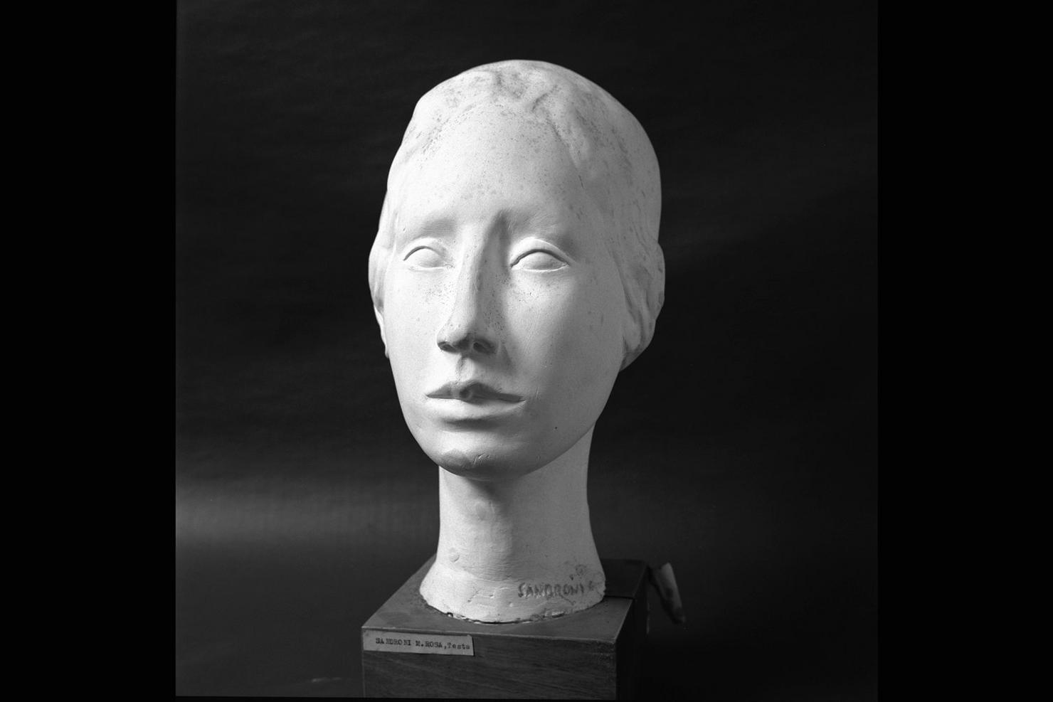 testa di donna (scultura) di Sandroni Maria Rosa (sec. XX)