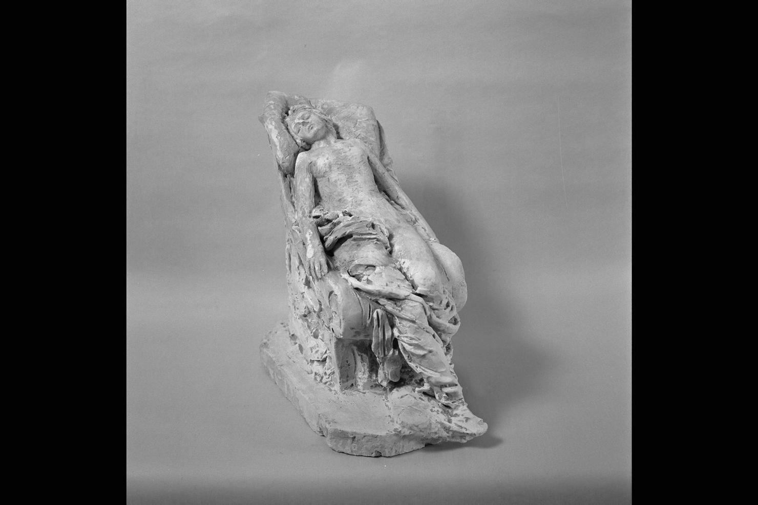 figura femminile distesa (scultura) di Tassara Giovanni Battista (ultimo quarto sec. XIX)