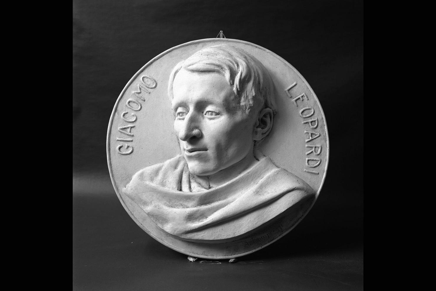 ritratto di Giacomo Leopardi (rilievo) di Bomprezzi Alberto (secondo quarto sec. XX)