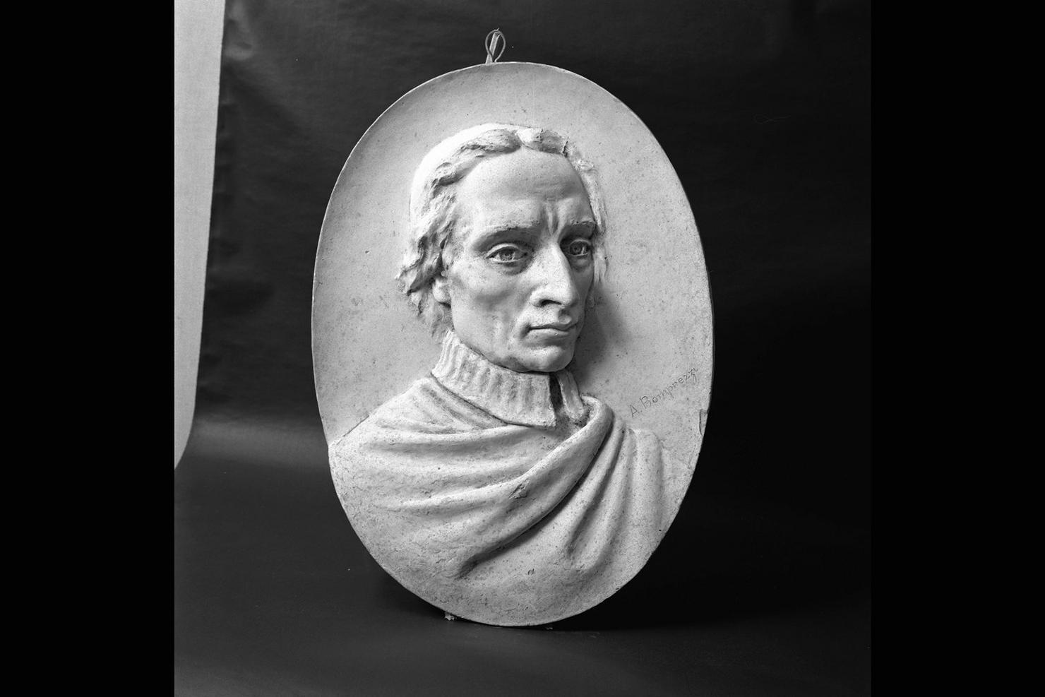 ritratto di Giovan Mario Crescimbeni (rilievo) di Bomprezzi Alberto (secondo quarto sec. XX)