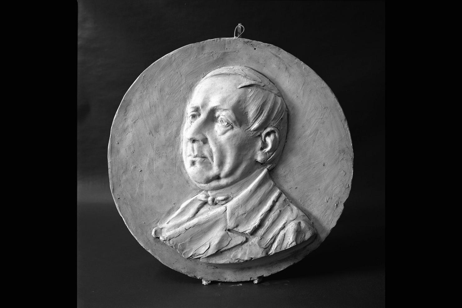ritratto di uomo anziano (rilievo) di Bomprezzi Alberto (secondo quarto sec. XX)