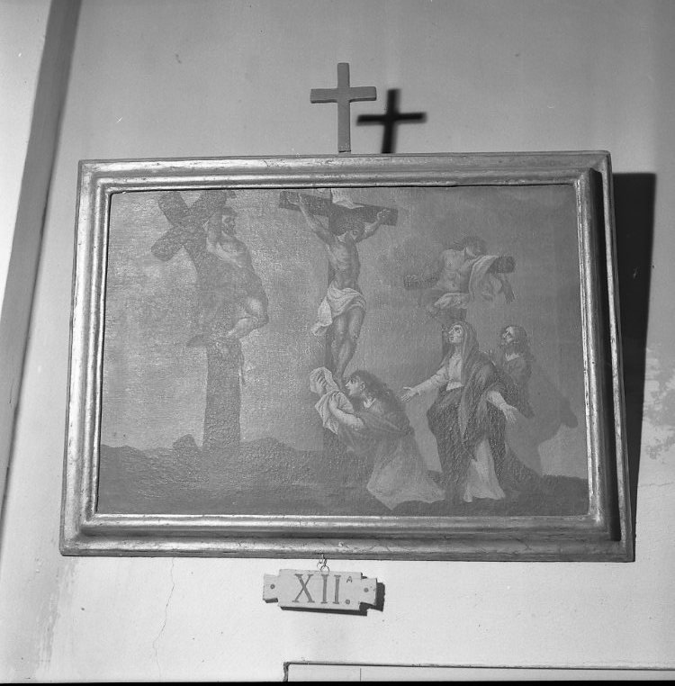 stazione XII: Gesù innalzato e morto in croce (Via Crucis, elemento d'insieme) di Trajani Giuseppe (attribuito) (fine sec. XVIII)