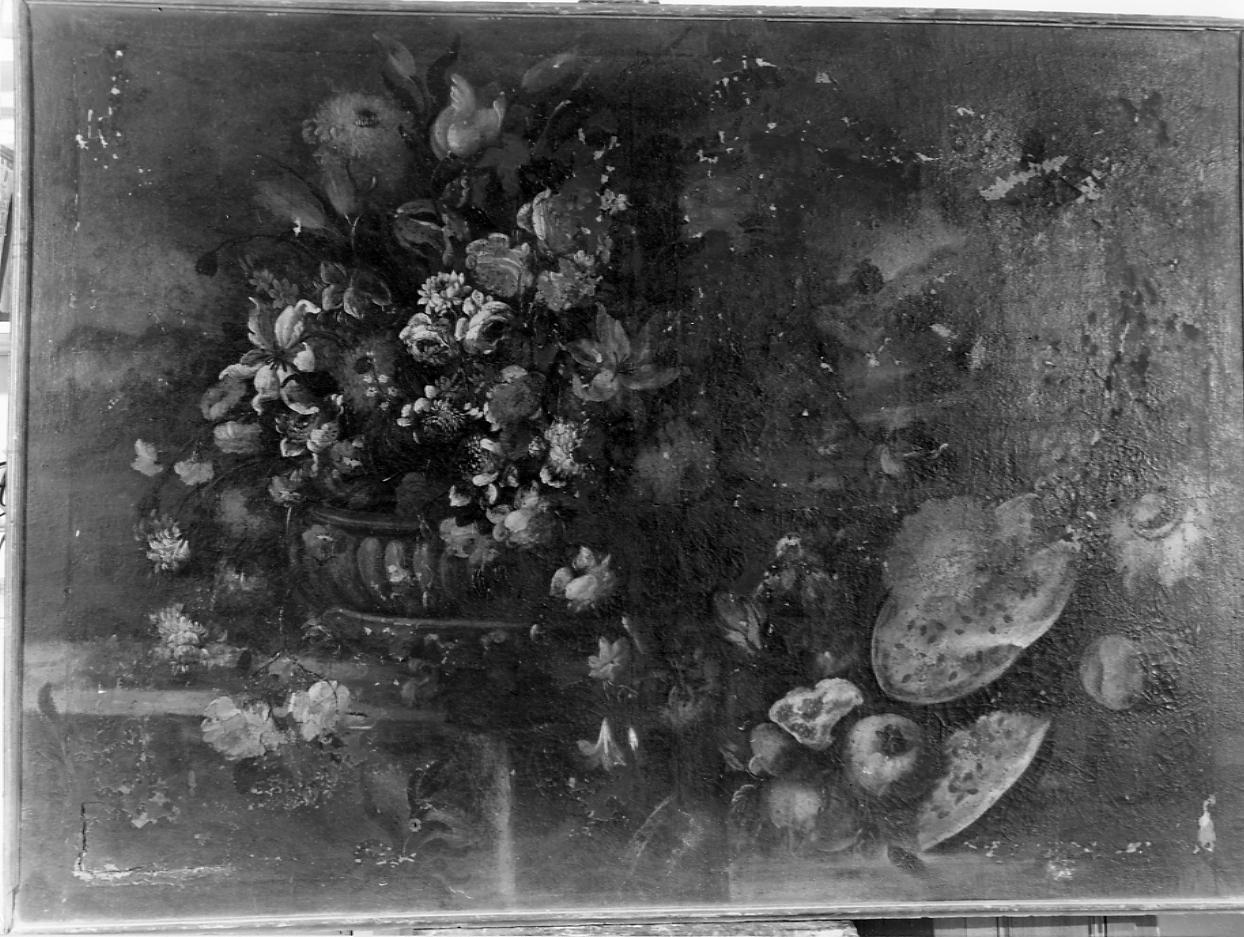 natura morta con vaso di fiori e cocomeri (dipinto) di Angelini Giuseppe (attribuito) (fine/inizio secc. XVII/ XVIII)