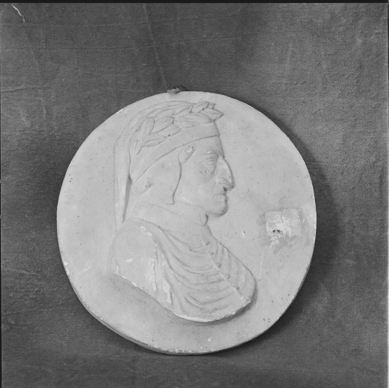 medaglione con busto-ritratto di Dante Alighieri (rilievo) - ambito marchigiano (seconda metà sec. XIX)