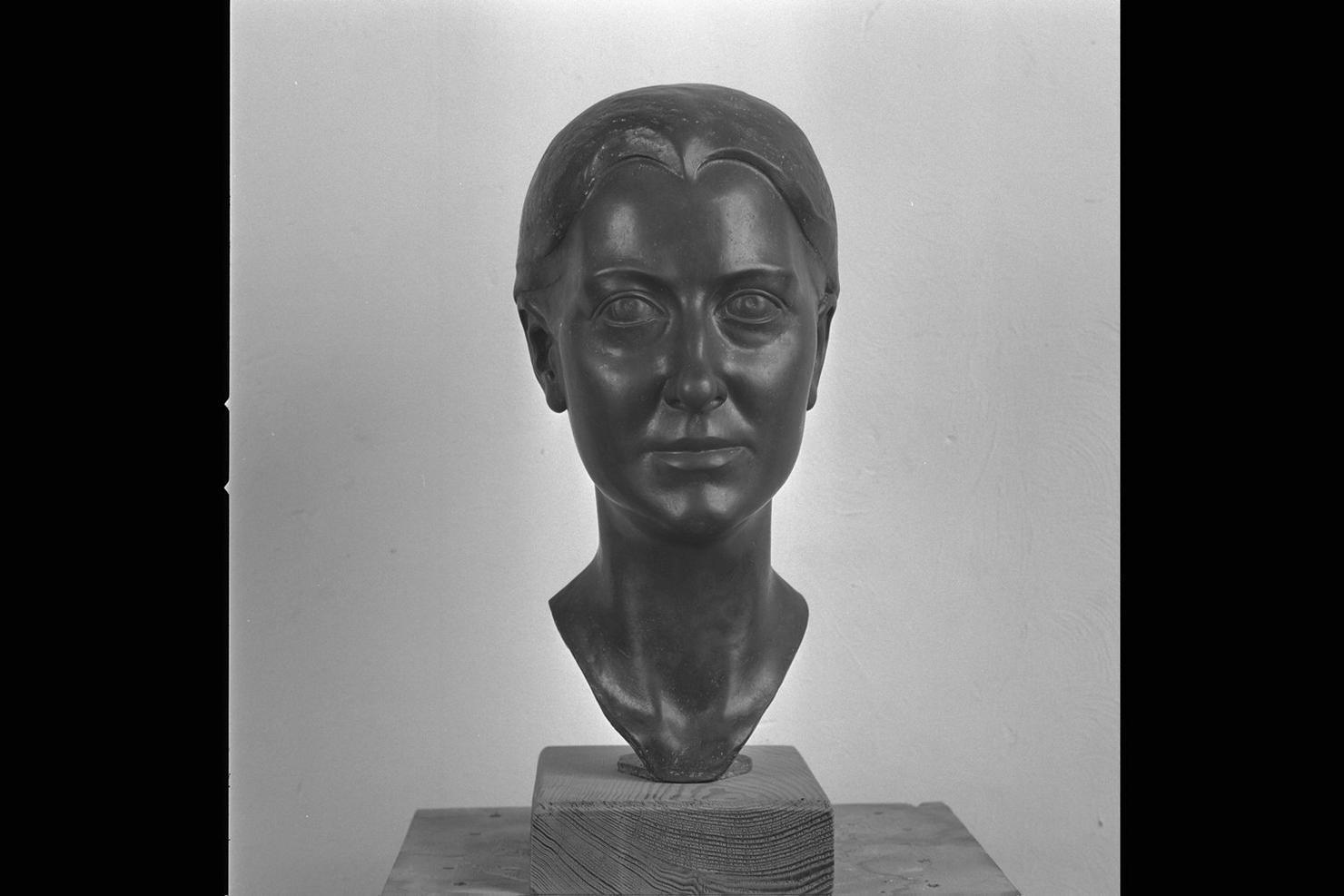 N.D. Paola Franchetti da ragazza, ritratto di Paola Franchetti (scultura) di Gera Uno (sec. XX)