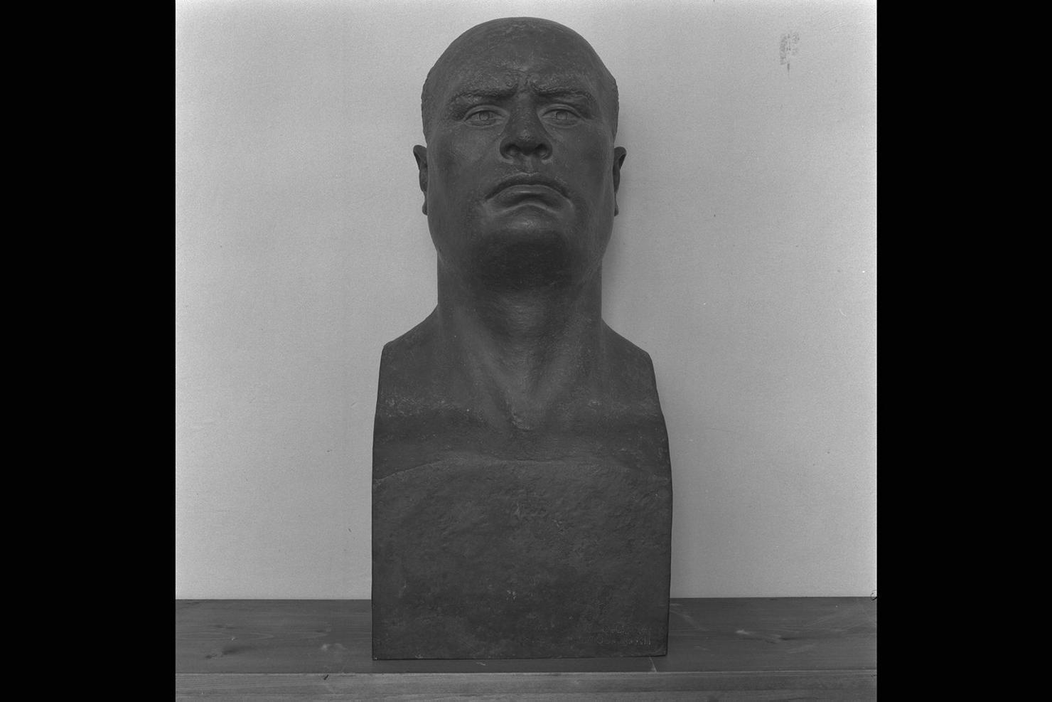 Benito Mussolini, ritratto di Benito Mussolini (scultura) di Gera Uno (sec. XX)