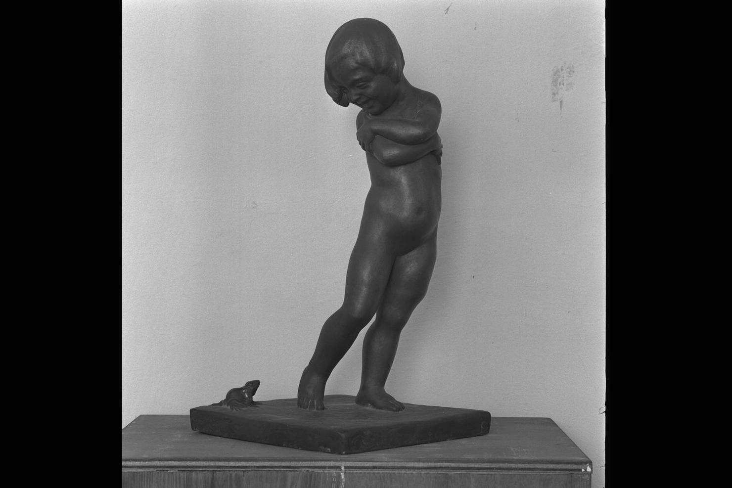 La raganella, fanciullo con raganella (scultura) di Gera Uno (sec. XX)