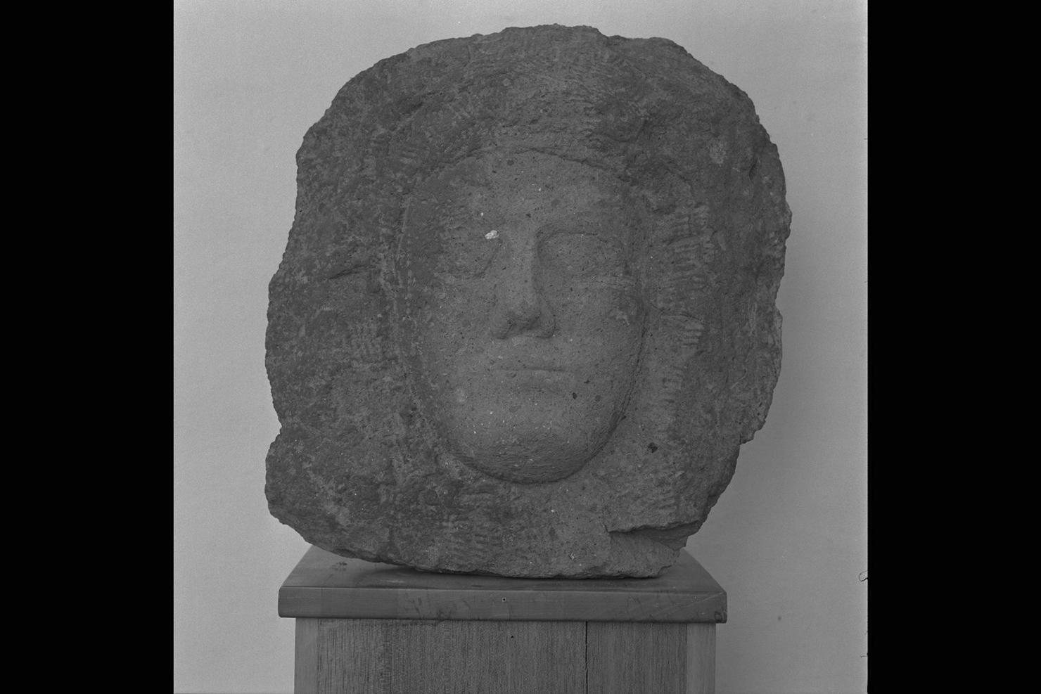 volto femminile (scultura) di Gera Uno (sec. XX)
