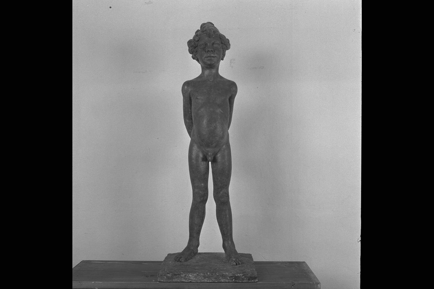 Birichino, fanciullo (statua) di Gera Uno (sec. XX)
