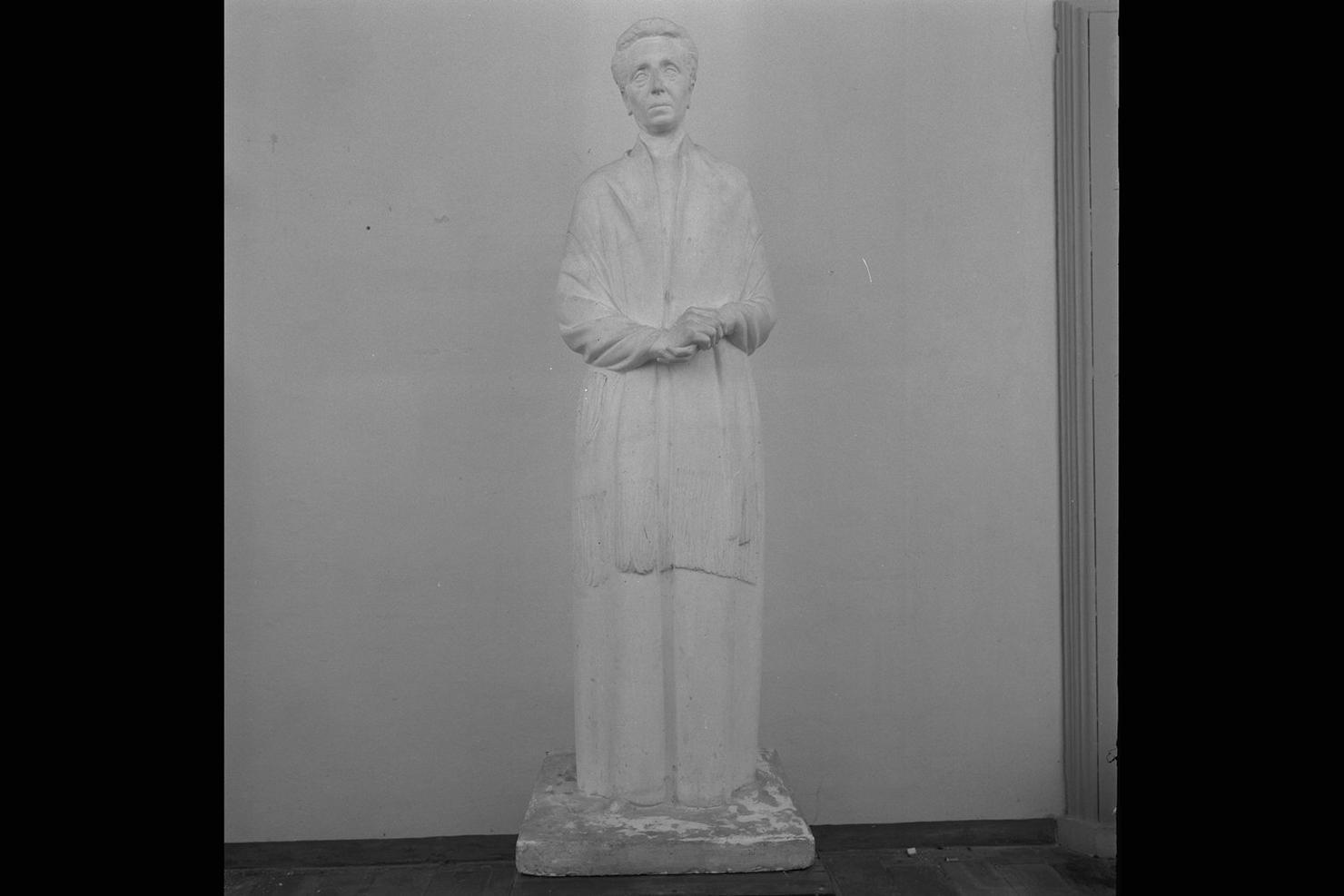 Ritratto di Selvaggia Tassoni, Selvaggia Tassoni (statua) di Gera Uno (sec. XX)