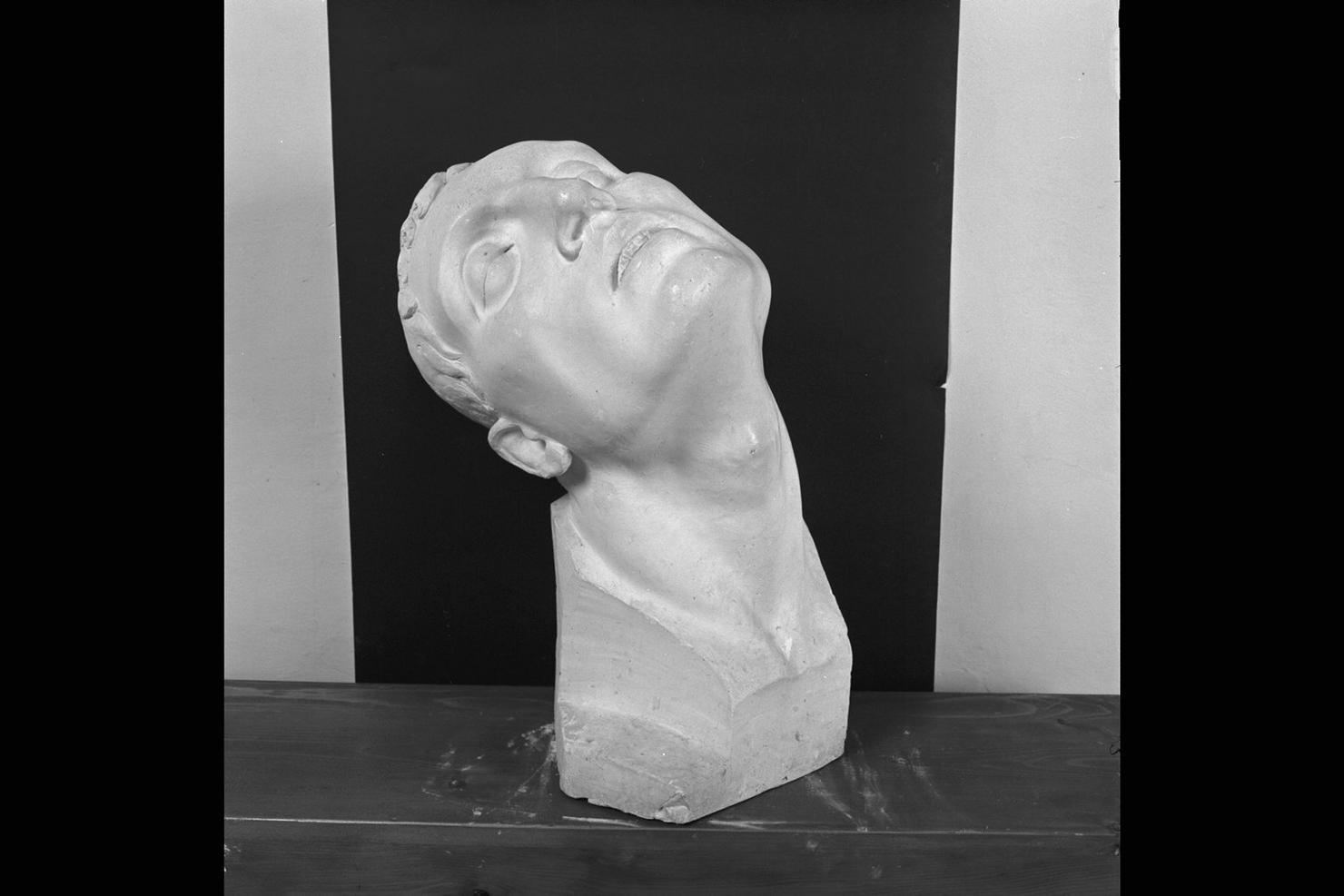 Testa di morente, testa maschile (scultura) di Gera Uno (sec. XX)