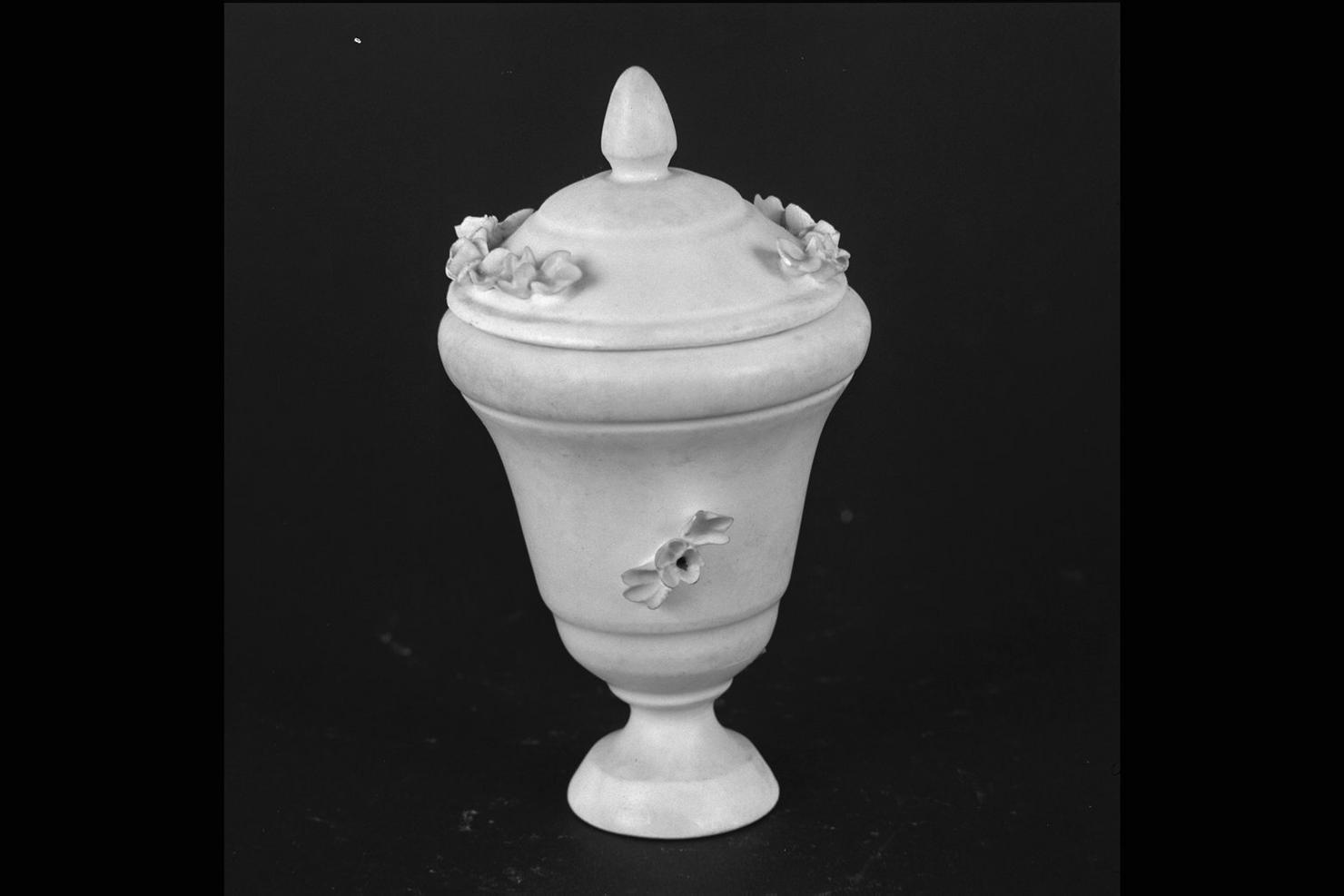 vasetto con coperchio - manifattura napoletana (seconda metà sec. XIX)