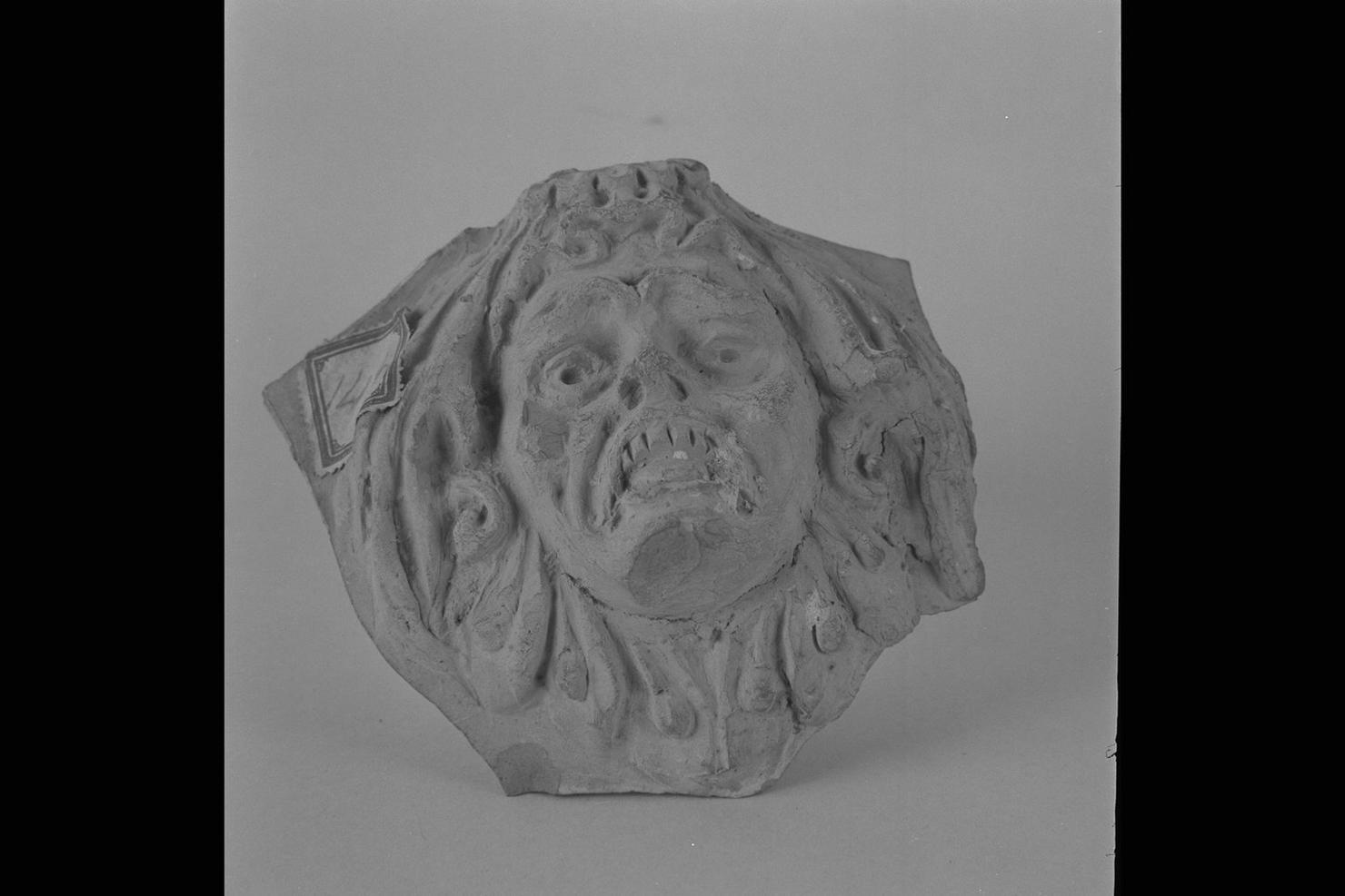 mascherone (rilievo, frammento) - ambito italiano (sec. XIII)