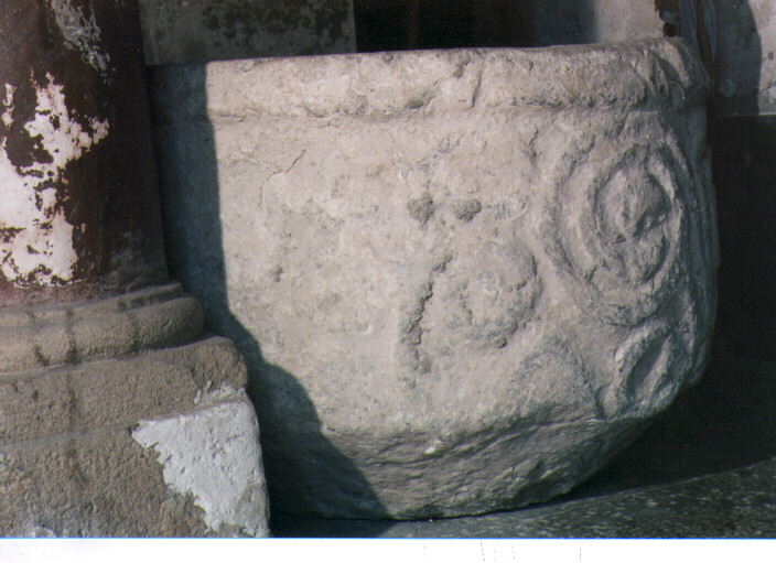 motivi decorativi a girali (fonte battesimale, frammento) - bottega molisana (fine/inizio secc. XIII/ XIV)