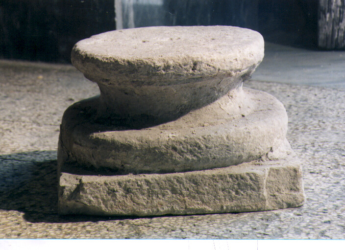 base di colonna, frammento - bottega molisana (sec. XVIII)