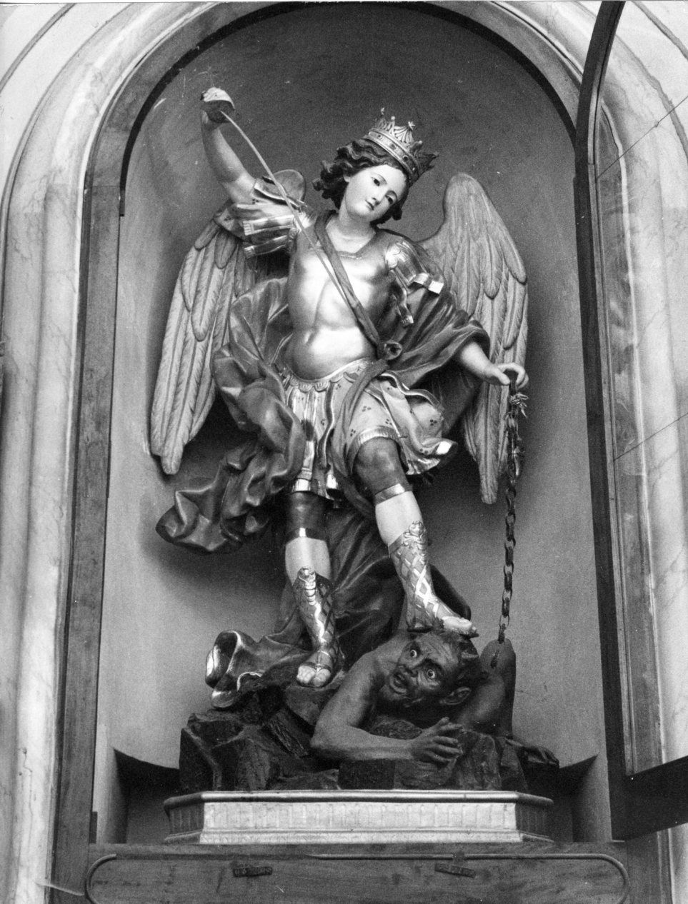 San Michele Arcangelo schiaccia il demonio (scultura, opera isolata) - bottega molisana, ambito napoletano (sec. XIX)