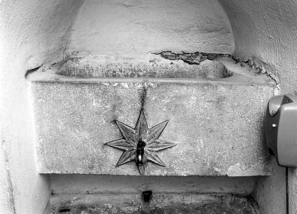 lavabo da sacrestia, elemento d'insieme - bottega Italia meridionale (secc. XVI/ XVII)