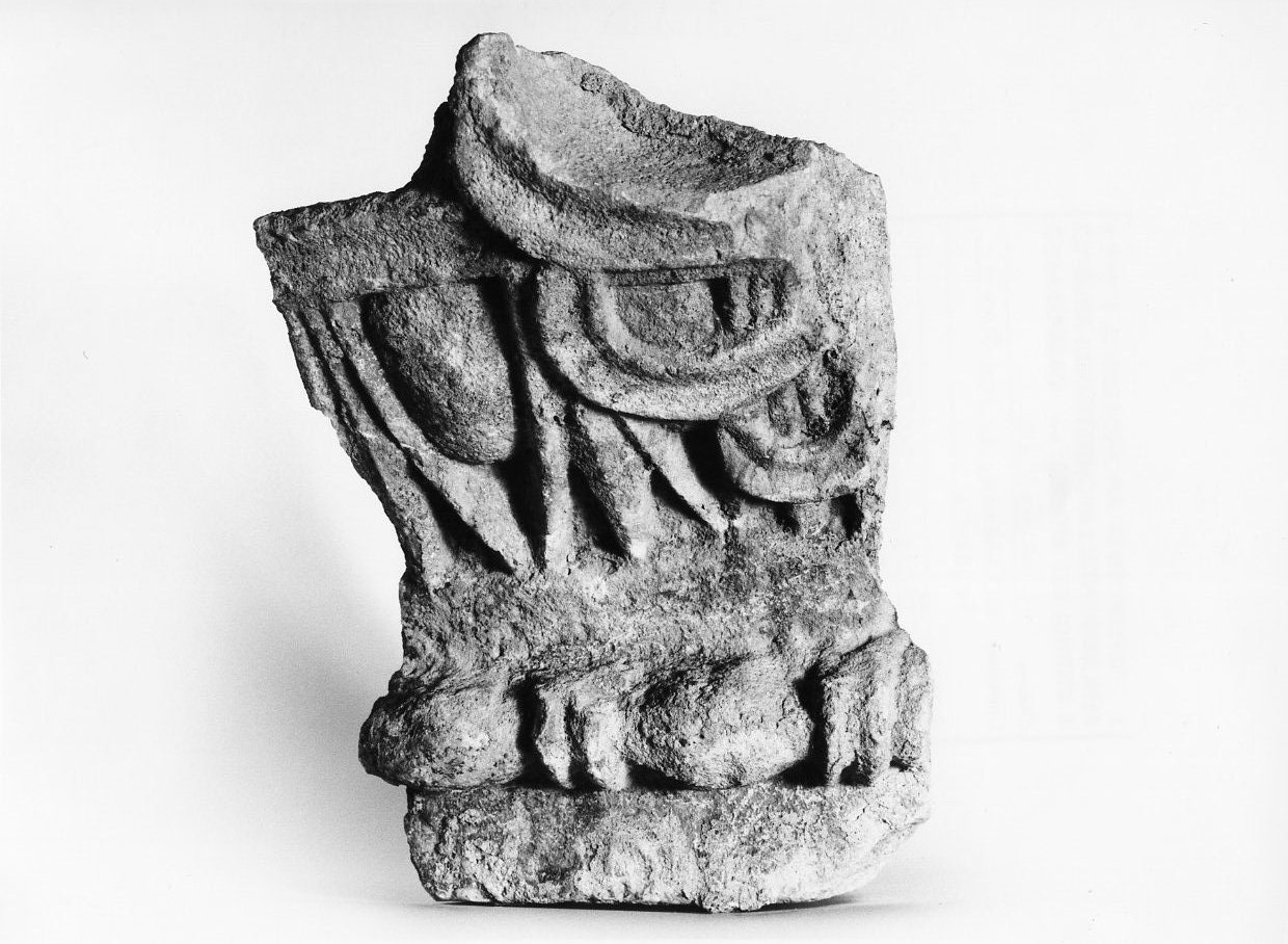 capitello, frammento - bottega Italia meridionale (secc. XIII/ XV)
