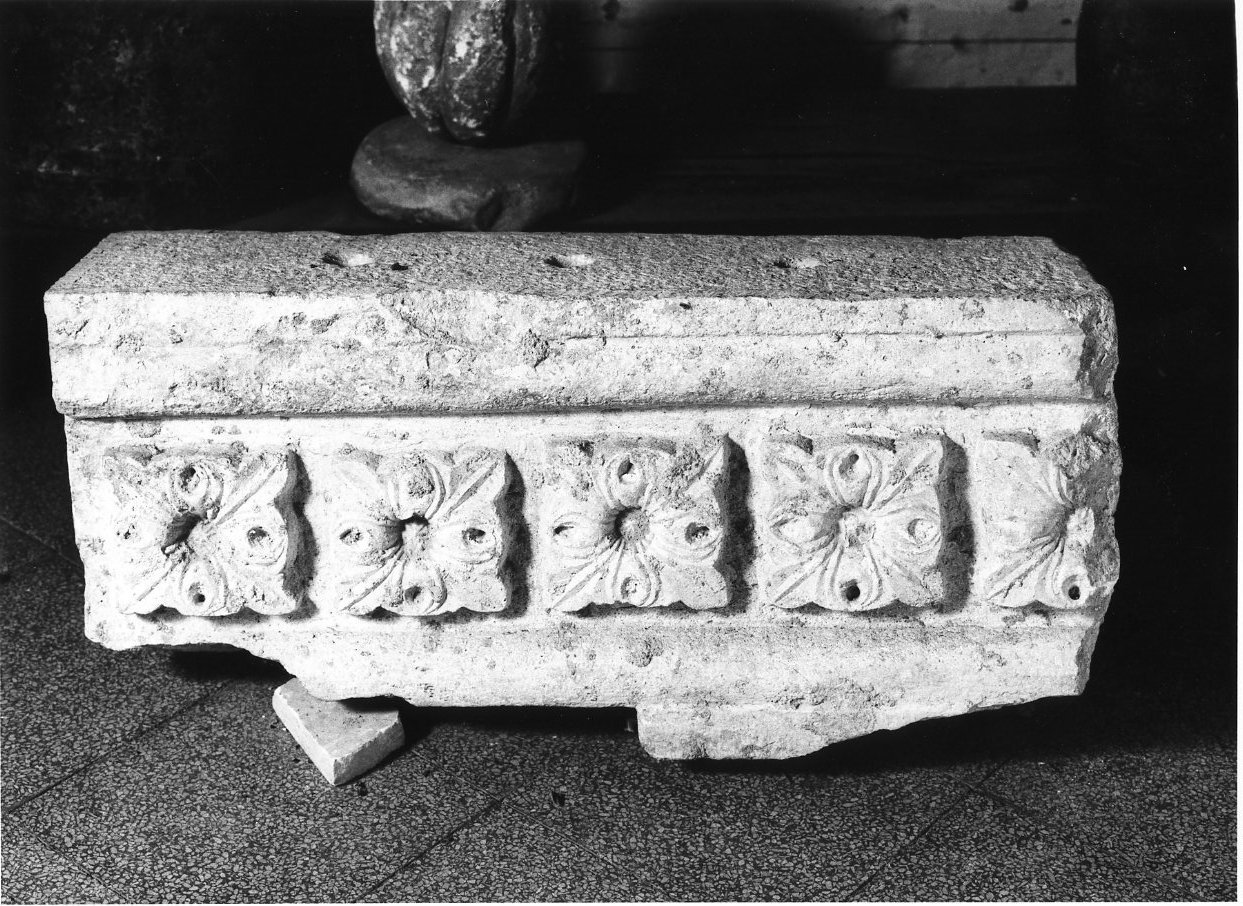 rilievo, elemento d'insieme - bottega Italia meridionale (secc. XV/ XVI)
