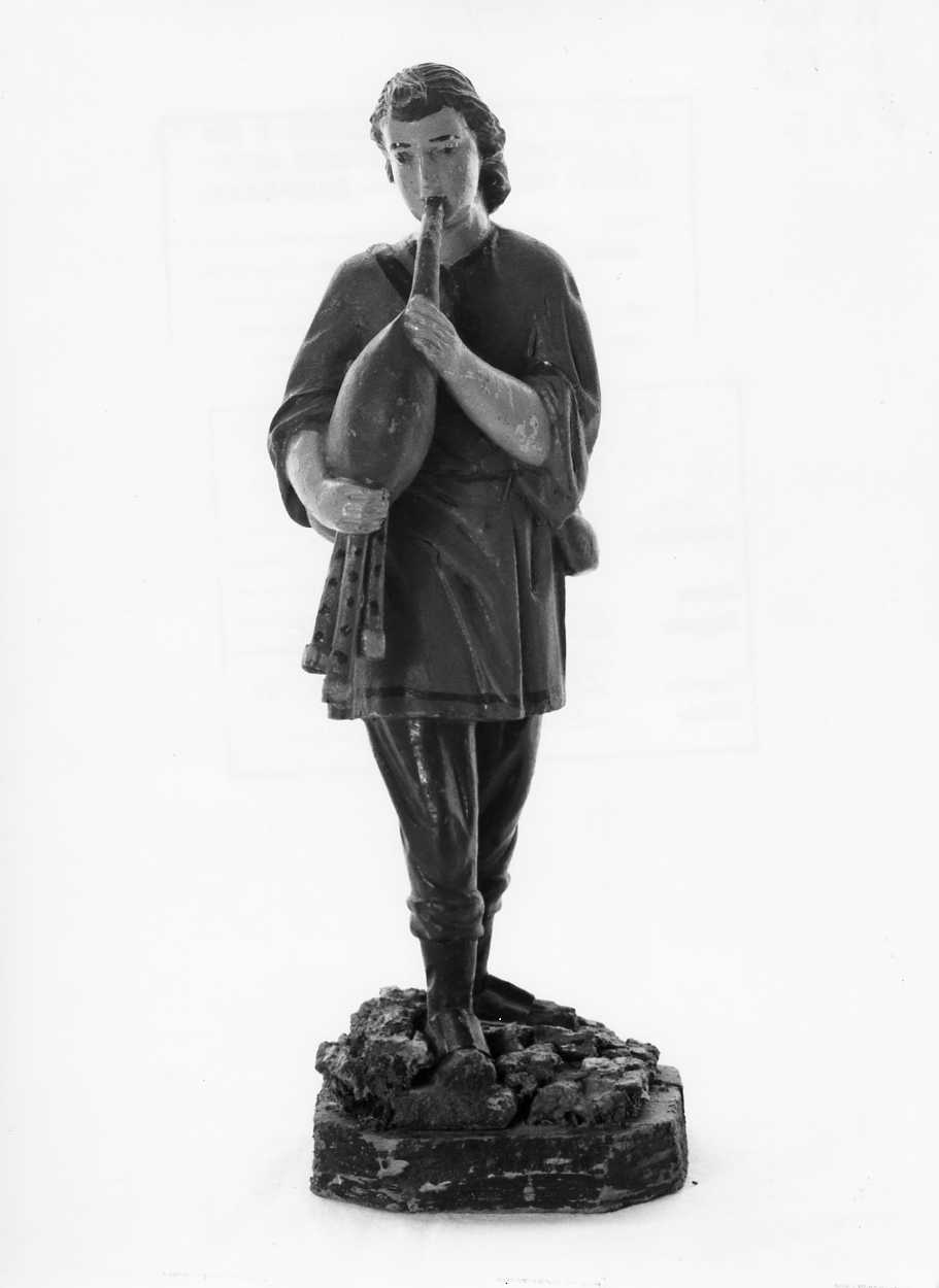 pastori che suonano (statuetta di presepio, serie) - bottega napoletana (secc. XVIII/ XIX)