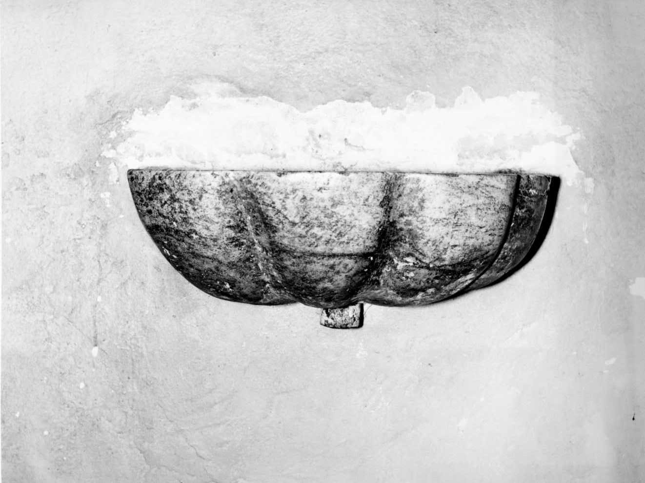 acquasantiera da parete, opera isolata - bottega molisana (sec. XVIII)