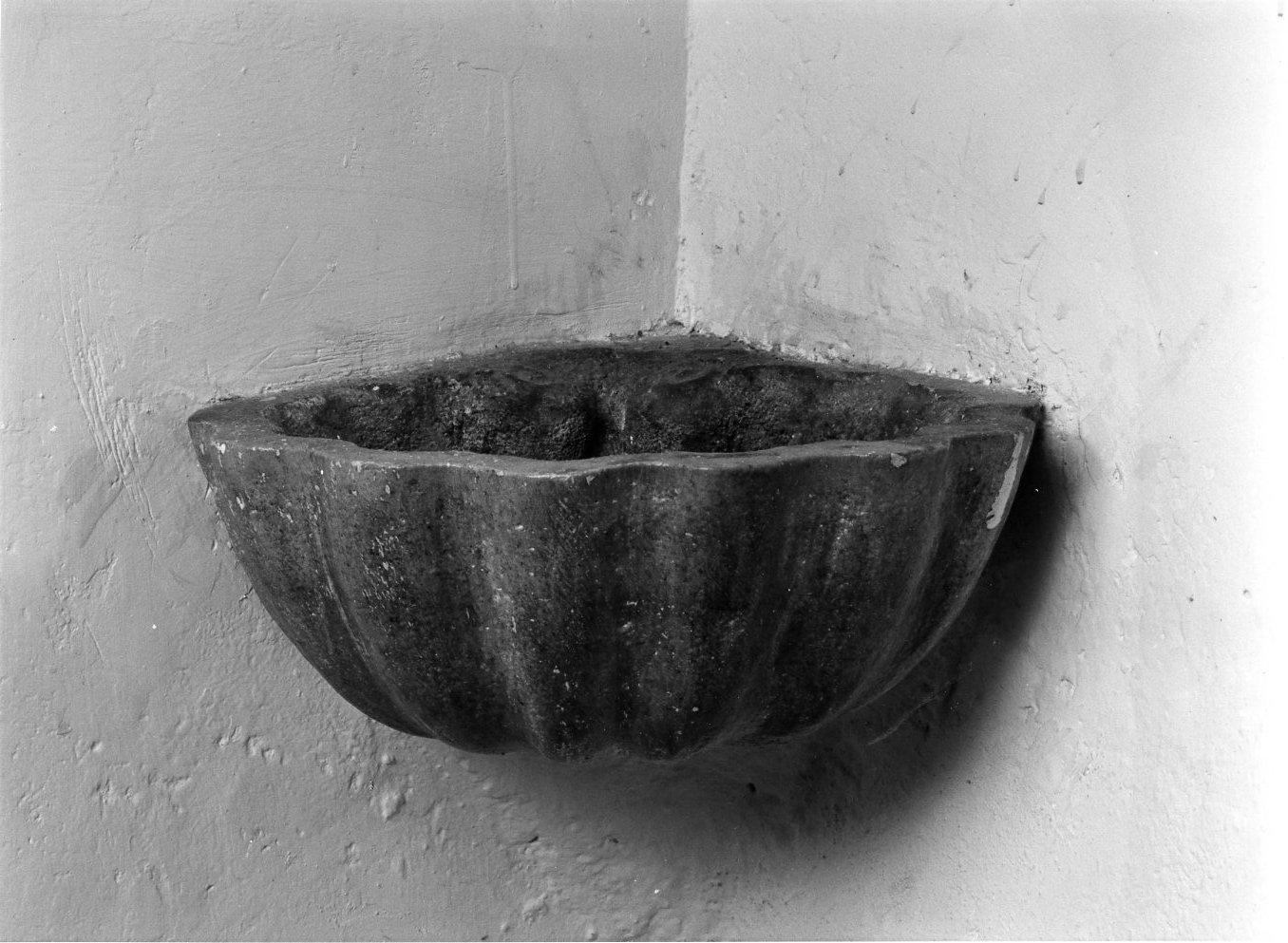 acquasantiera da parete, opera isolata - bottega molisana (sec. XVIII)