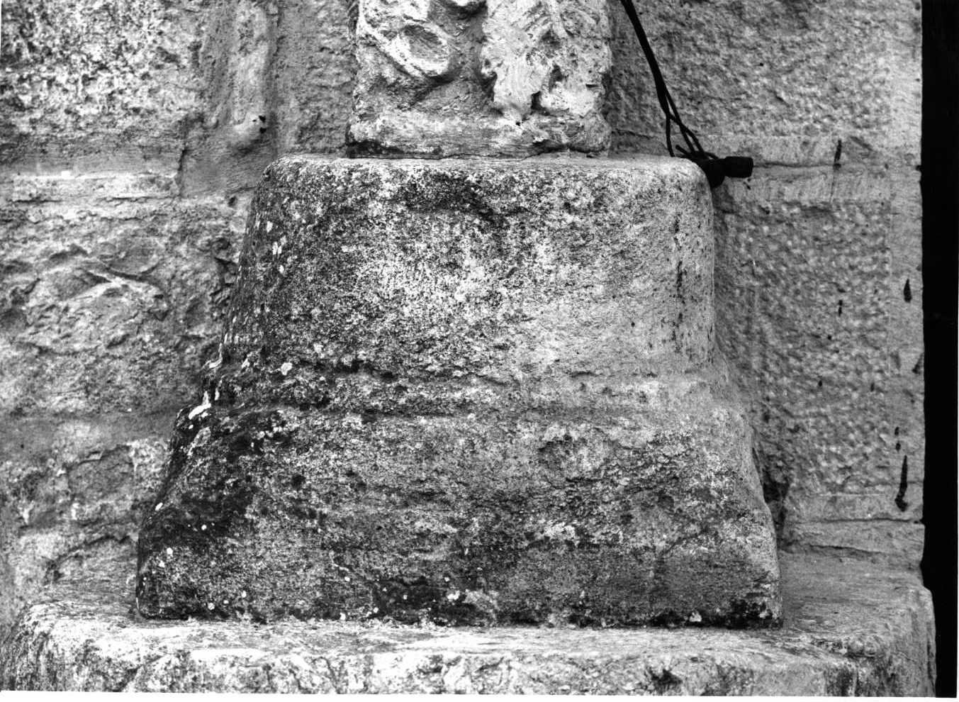 base di colonna, frammento - bottega Italia meridionale (secc. XII/ XIII)