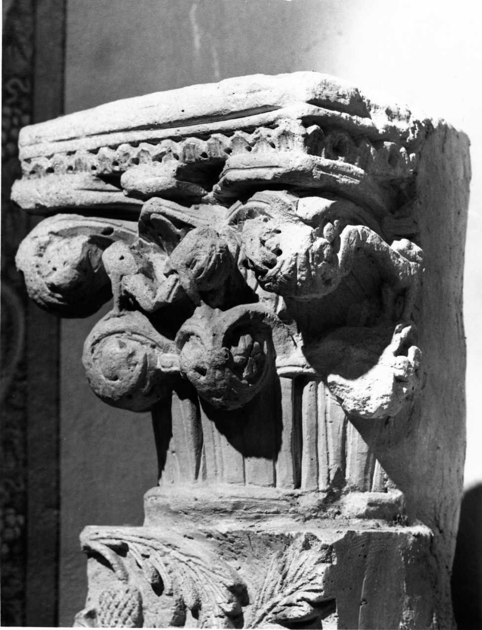 capitello, frammento - bottega Italia meridionale (sec. XIII)