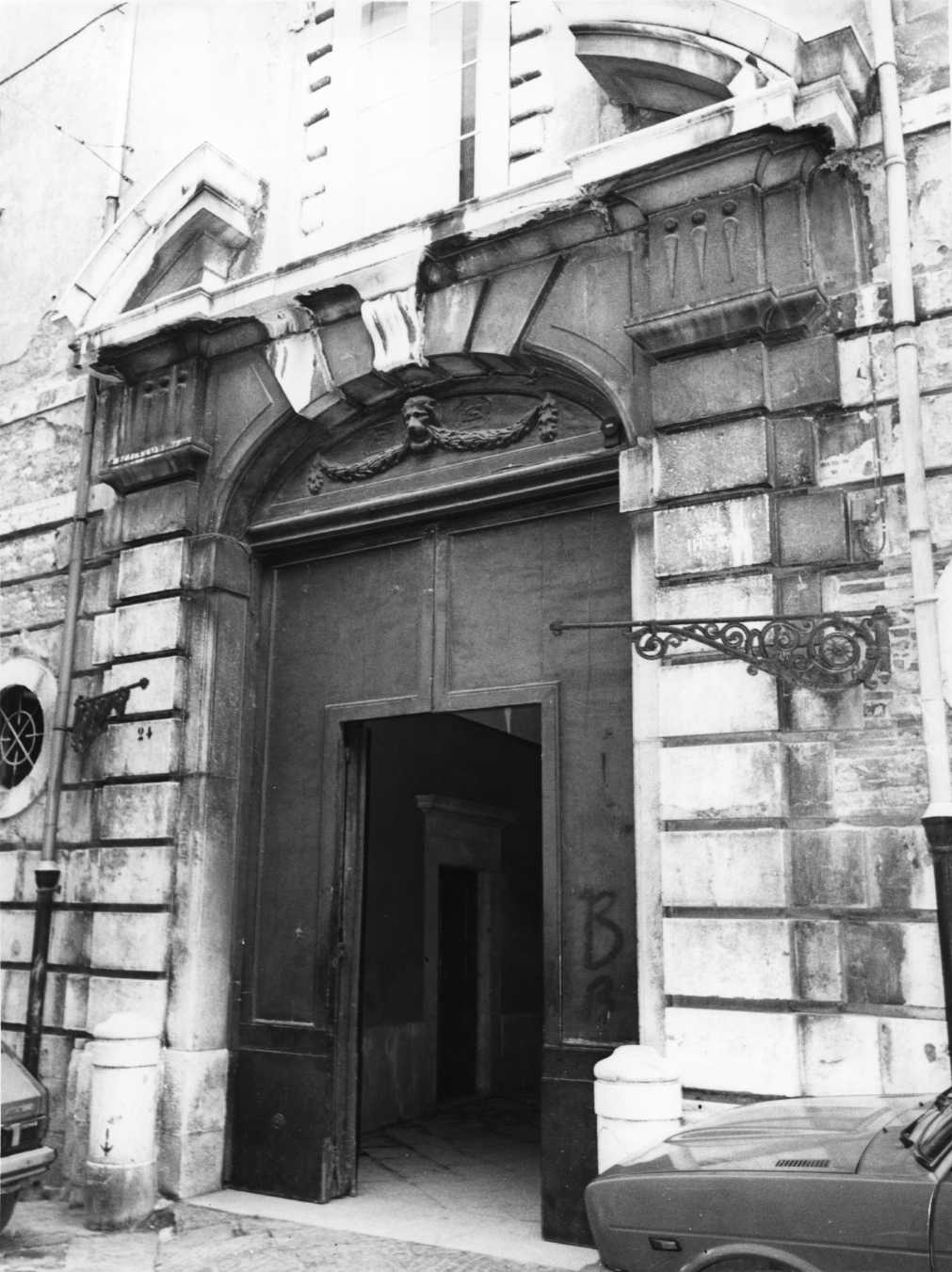 portale - ad arco ribassato - bottega Italia meridionale (sec. XVIII)